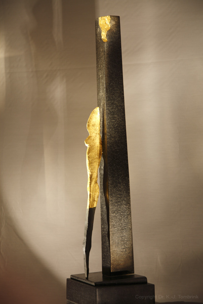 036_Angelehnt02_Diabas_Tombrink_Skulptur