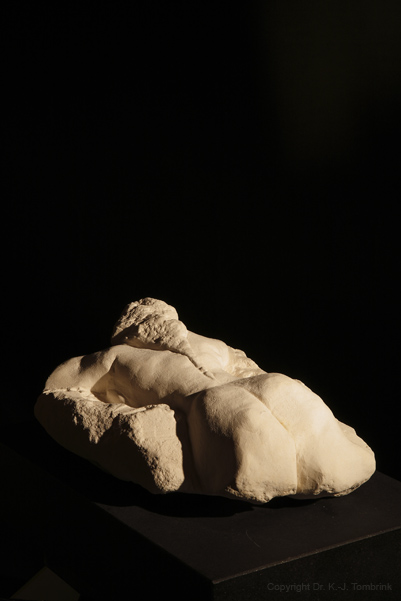 056_Auf dem Bauch 01_Kreide_Tombrink_Skulptur