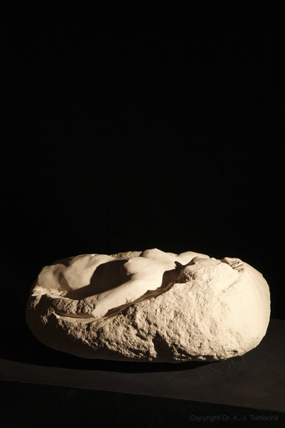 058_Auf dem Ruecken 02_Kreide_Tombrink_Skulptur