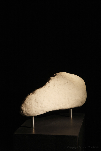 060_Am Stein haengend 03_Kreide_Tombrink_Skulptur