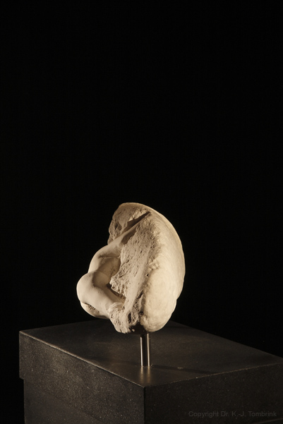 061_Am Stein haengend 01_Kreide_Tombrink_Skulptur