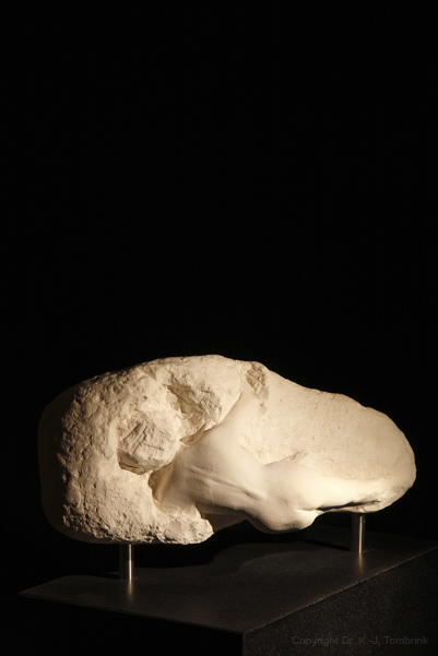 062_Am Stein haengend 02_Kreide_Tombrink_Skulptur