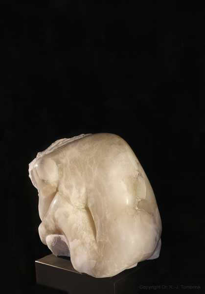072_Gehockt02_Alabaster_Tombrink_Skulptur