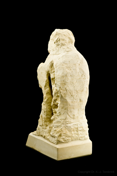 161_Die Alte mit dem Stock0001_Sandstein_Tombrink_Skulptur